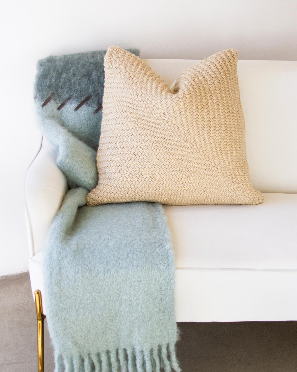 Dieses warme Wollkissen sorgt für mehr Struktur. Bringen Sie gemütlichen, ruhigen Luxus in Ihr Zuhause mit unserem Trigo Wool Throw Pillow in Beige. Dieses handgefertigte Kissen aus natürlicher Wolle hat ein schönes Fischgrätenmuster und eignet sich