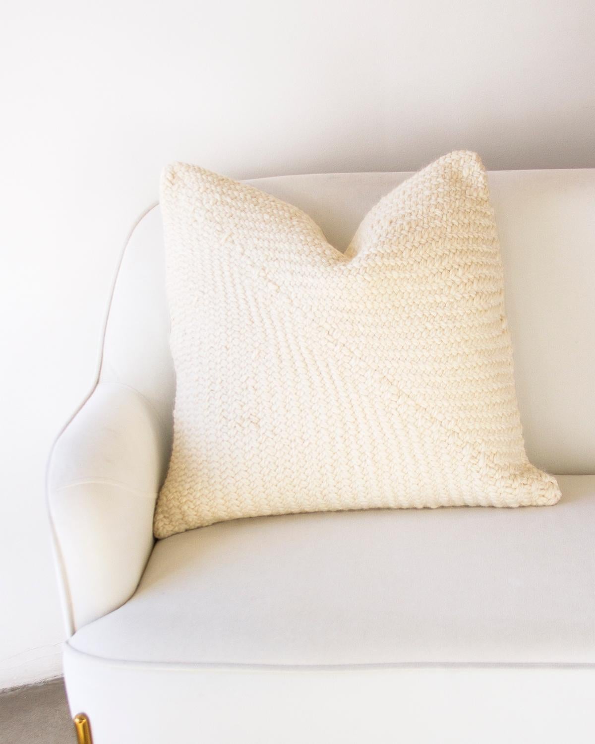 Trigo White Handwoven Herringbone Knit Wool Throw Pillow  (Organische Moderne) im Angebot