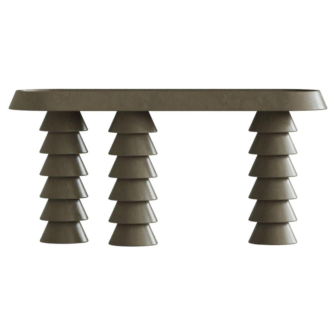 Table console Trigono gris foncé par Studio Anansi