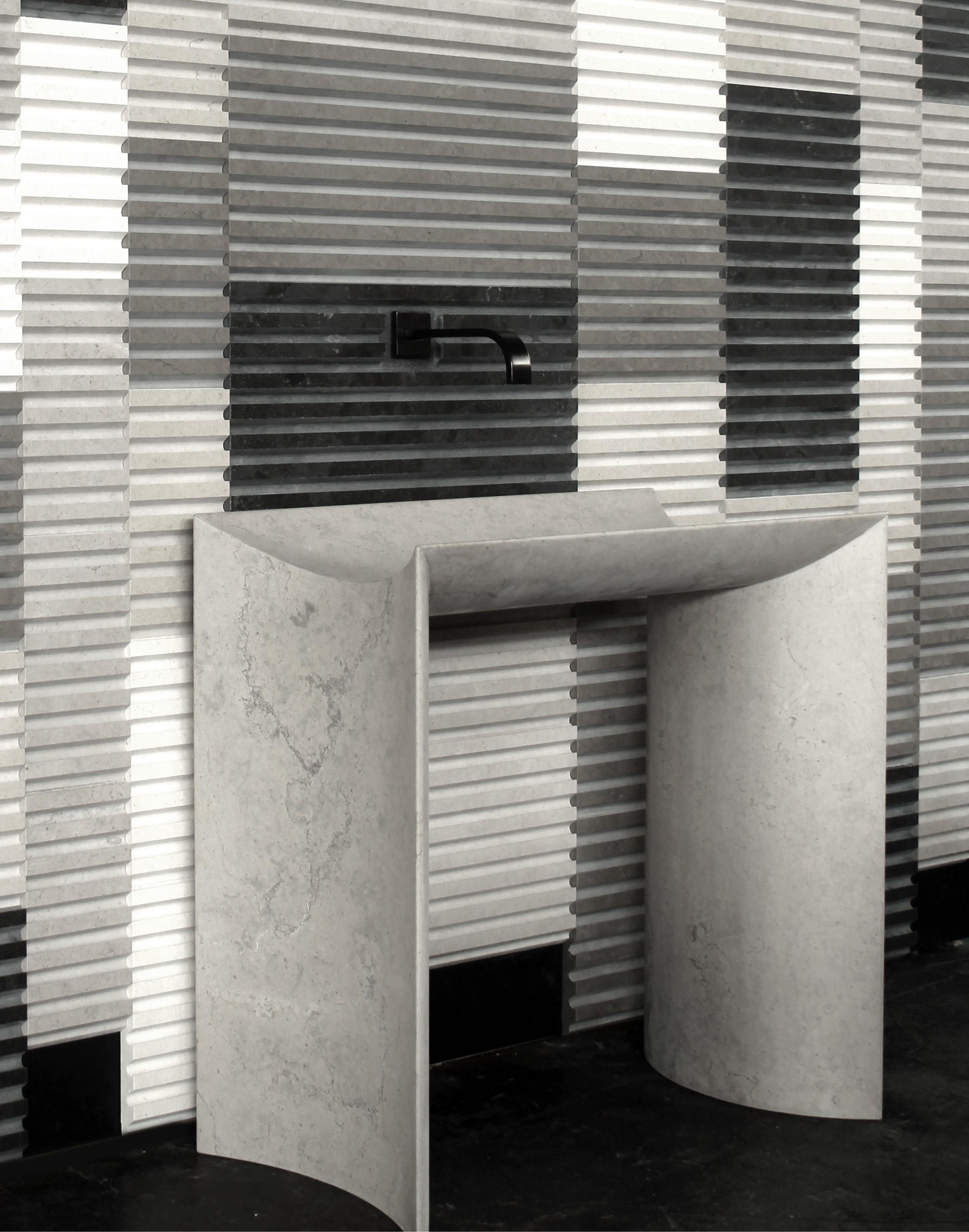 Waschtisch Trilite aus weißem Carrara-Marmor von Bufalini Marmi
Abmessungen: T 42,5 x B 80 x H 80 cm. 
MATERIALIEN: Carrara-Marmor.
Gewicht: 110 kg.

Erhältlich in verschiedenen Steinarten: Weißer Carrara, Azul Moleanos, Bardiglio, Blu Belgium und