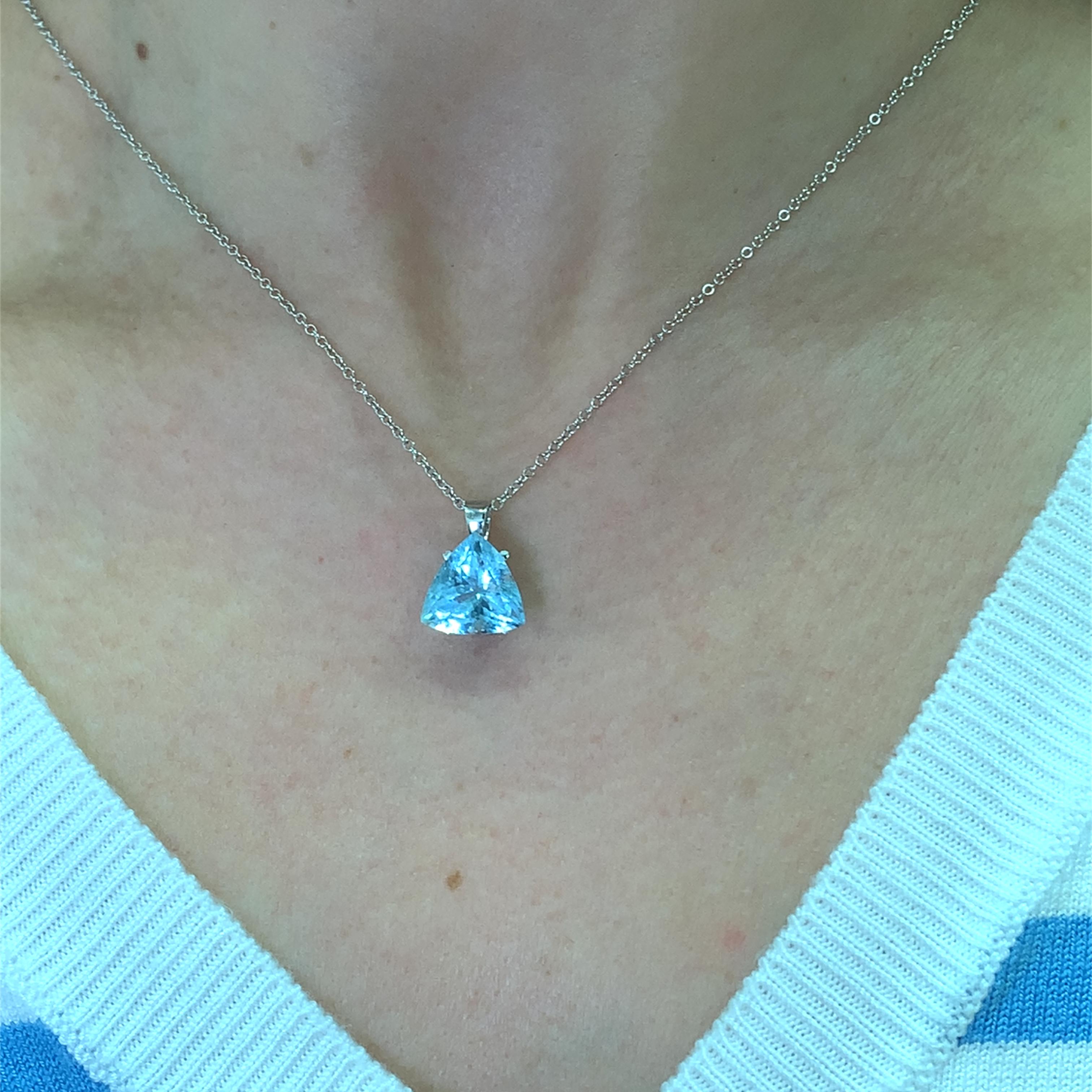 Questo splendido ciondolo con gemma di Acquamarina blu da 3,70ct taglio trilione misura circa 12mm e cattura l'essenza dell'eleganza e della raffinatezza. Realizzata con precisione, la pietra dal taglio triangolare brilla meravigliosamente,