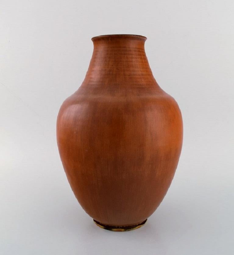 Triller Tobo, Sweden. Stylish unique vase in glazed ceramic. Beautiful glaze in light brown shades. 1970's.
Measures: 31 x 22 cm.
In excellent condition.
Stamped.