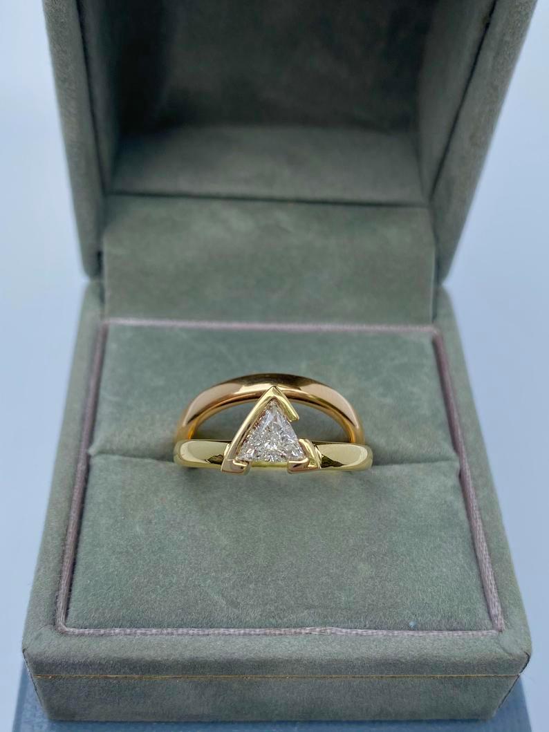 Moderno Trilliant Cut Diamond and 18 Karat Gold Engagement Ring Band Stack in vendita