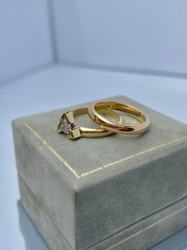 Trilliant Cut Diamond and 18 Karat Gold Engagement Ring Band Stack In condizioni ottime in vendita a Miami, FL