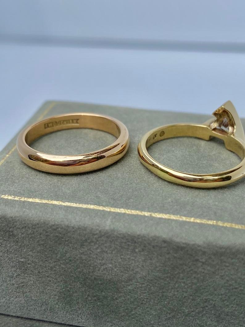 Donna Trilliant Cut Diamond and 18 Karat Gold Engagement Ring Band Stack in vendita