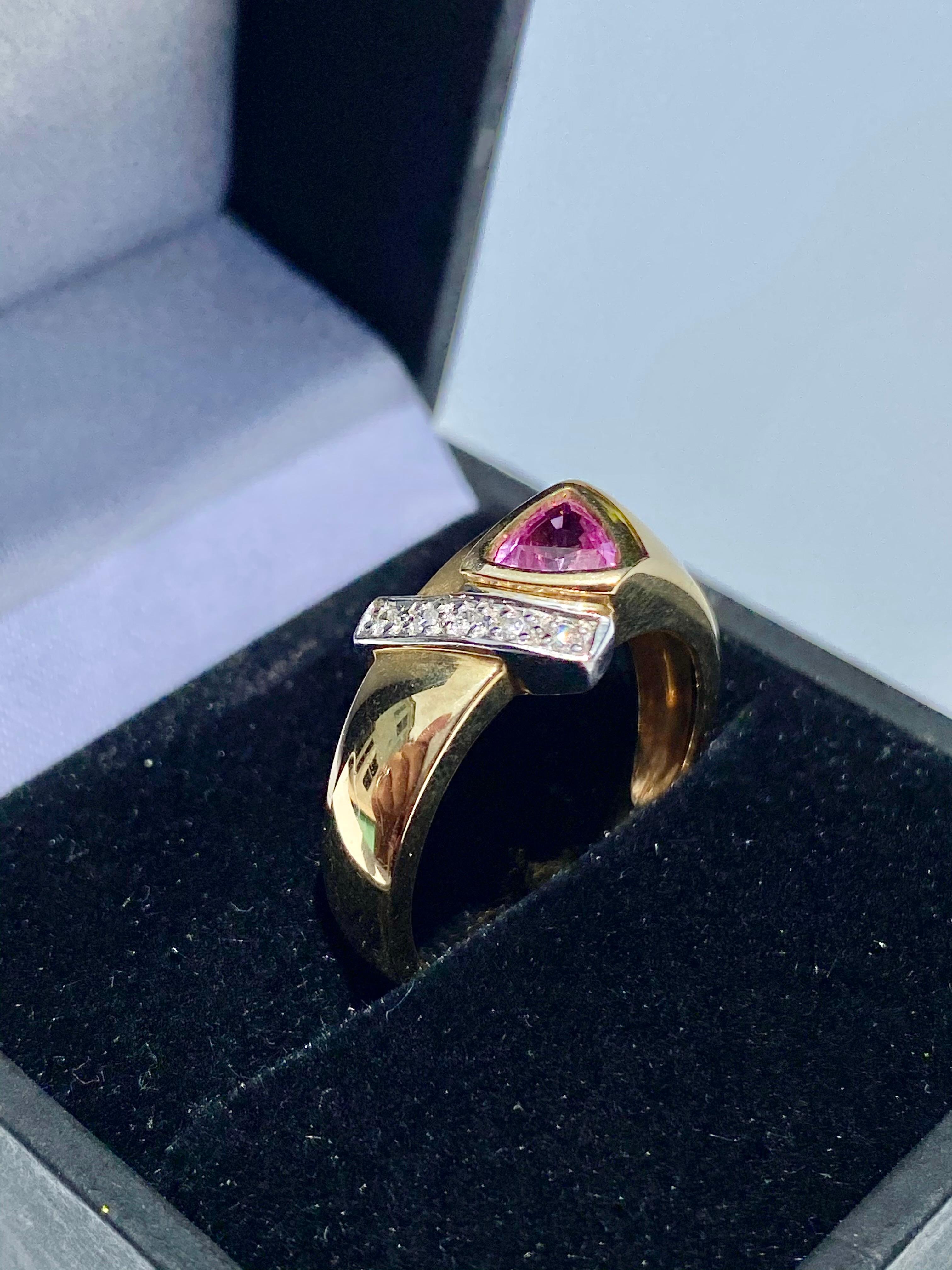 Centré sur un saphir rose taille brillant de 0,38 carat, accentué par 6 diamants ronds taille brillant totalisant 0,06 carat, et serti en or jaune 14 carats. 

Détails :
✔ Pierre : Saphir rose
✔ Poids du saphir : 0,38 carats
✔ Sapphire Cut : Taille
