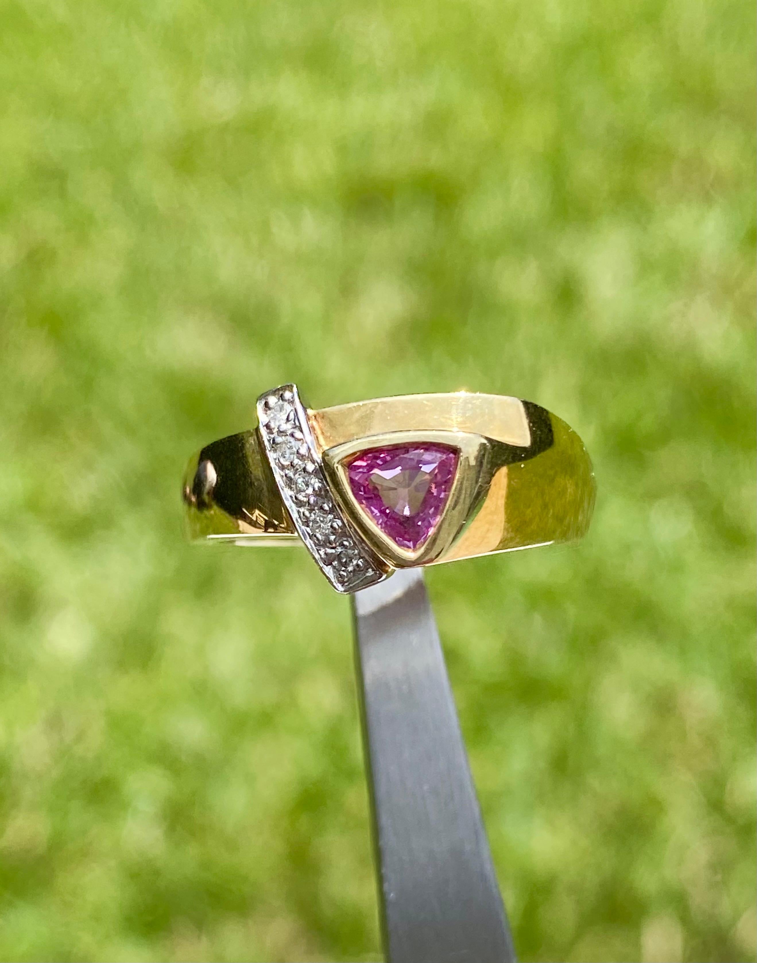 Taille trillion Bague en or jaune 14 carats avec saphir rose taille brillant et diamants en vente