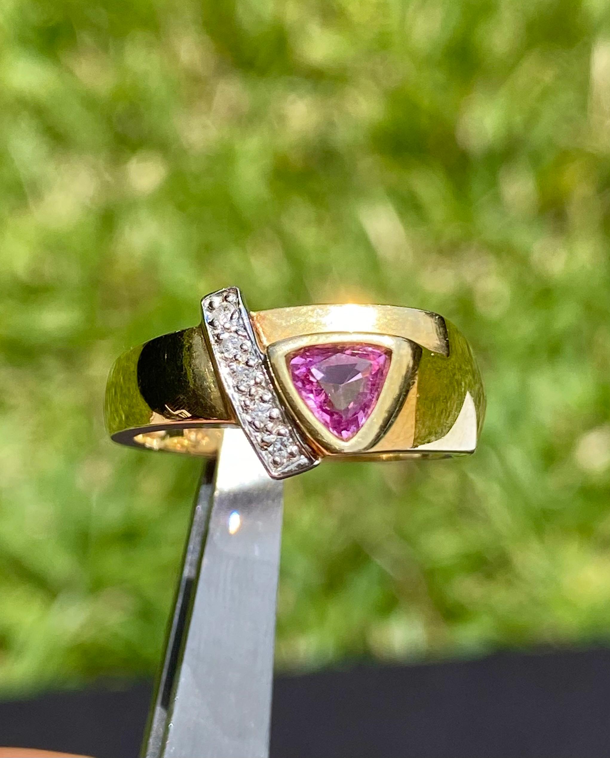 Bague en or jaune 14 carats avec saphir rose taille brillant et diamants Neuf - En vente à Miami, FL