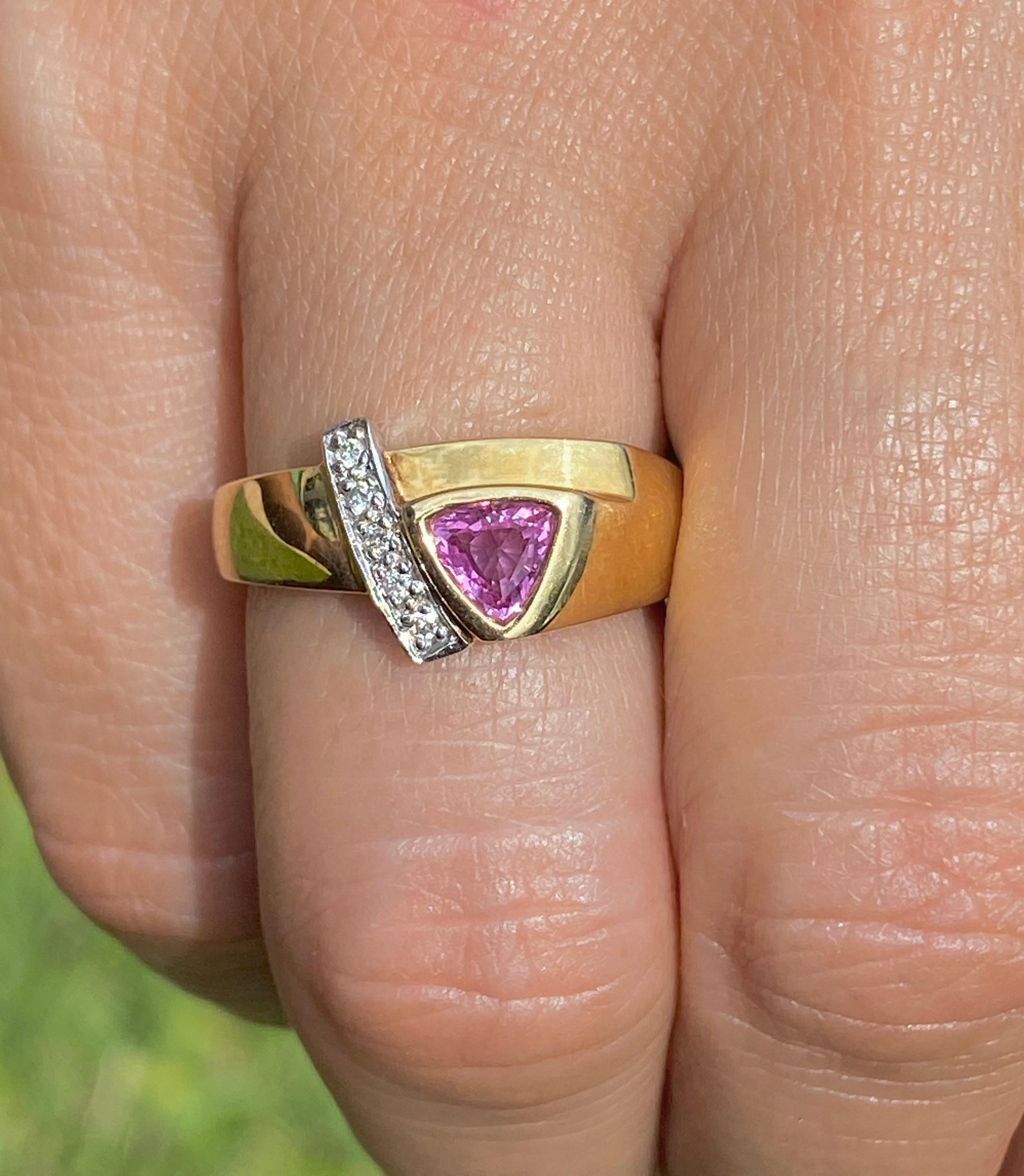 Bague en or jaune 14 carats avec saphir rose taille brillant et diamants en vente 1