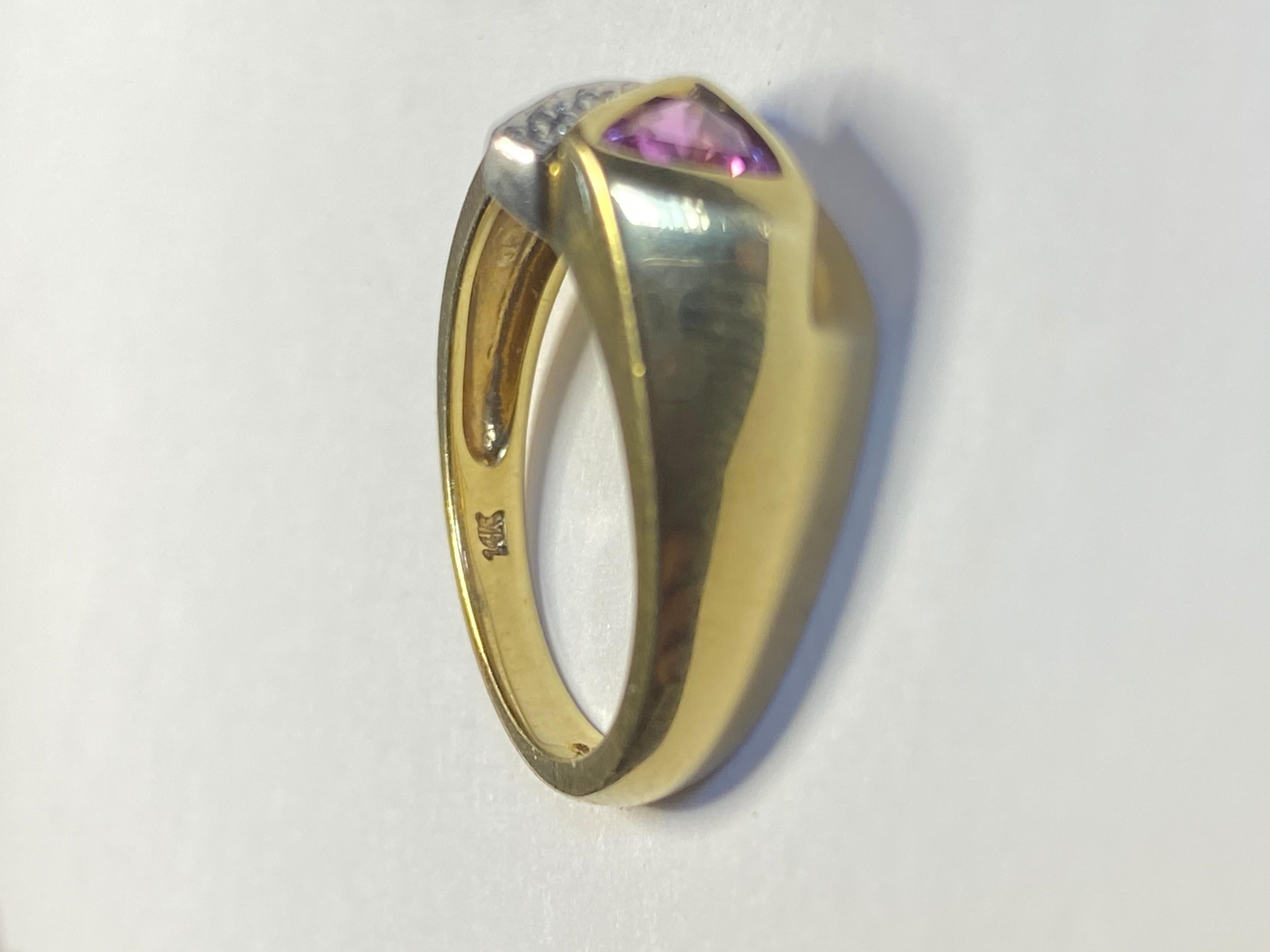 Bague en or jaune 14 carats avec saphir rose taille brillant et diamants en vente 2