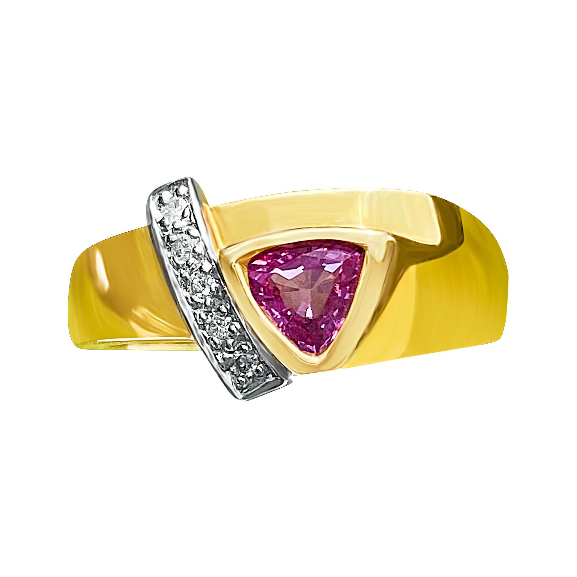 Ring aus 14 Karat Gelbgold mit rosa Saphiren im Trillantschliff und Diamanten