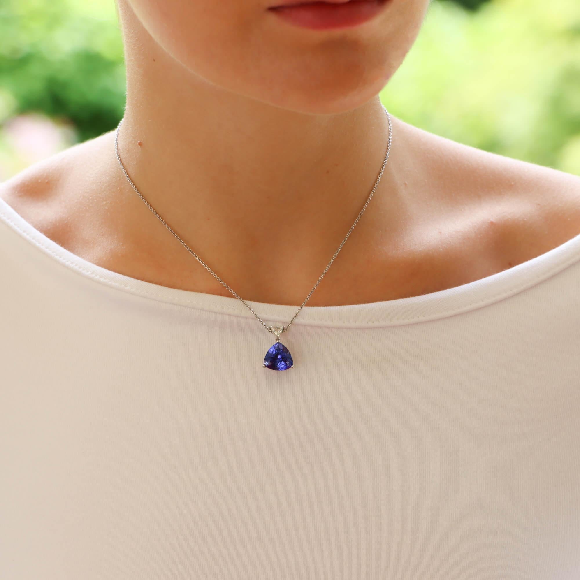 A beautiful contemporary diamond and tanzanite drop pendant necklace set in 18k white gold.

This beautiful necklace predominately features a trilliant cut tanzanite stone which is securely three claw set in a minimalistic open back setting. The
