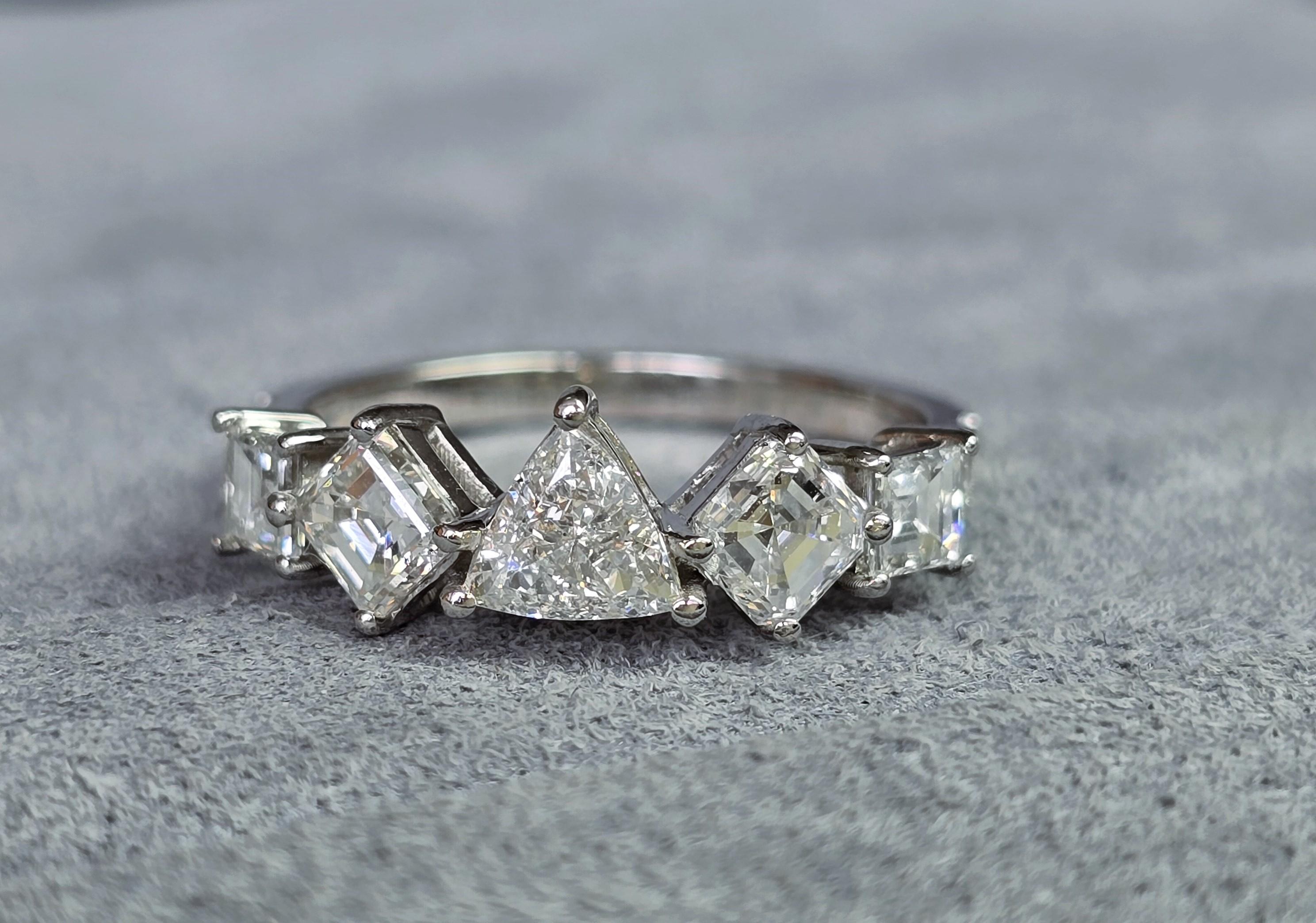 Trilliant Shape diamond Ring In New Condition For Sale In บางรัก, TH