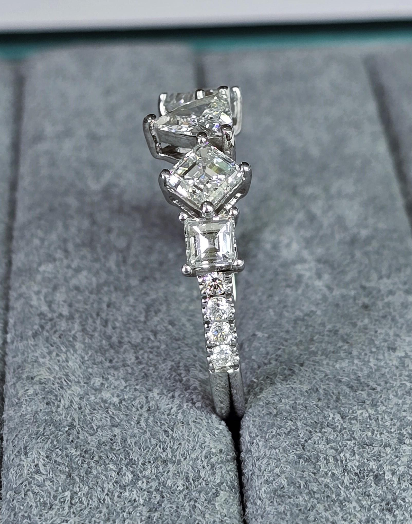 Women's or Men's Trilliant Shape diamond Ring For Sale