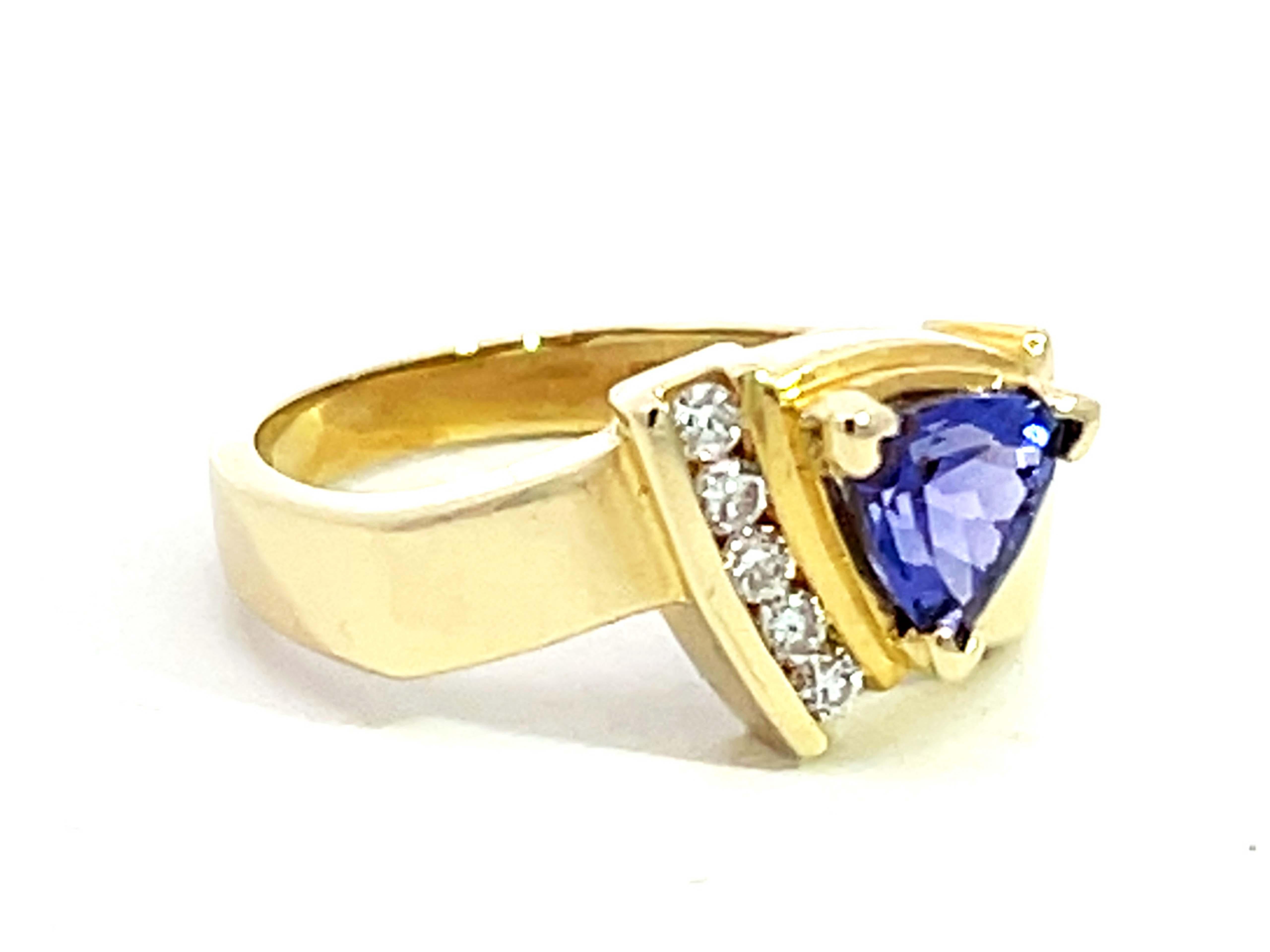 Modern Trillion Blue Purple Tanzanite and 5 Diamond Ring in 14k Yellow Gold For Sale