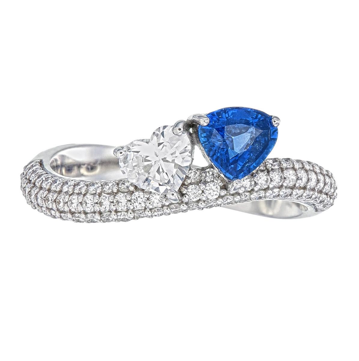 Anillo de oro blanco de 18 quilates con zafiro y diamantes
  
  Color y quilates del oro Oro blanco 18 quilates
  Peso: 3.473 gramos
  
  Set con-
  Tipo de piedra: Zafiro azul
  Forma: Trillón
  Quilate: 0.57 
  Color: Azul
  Claridad: -
  
 
