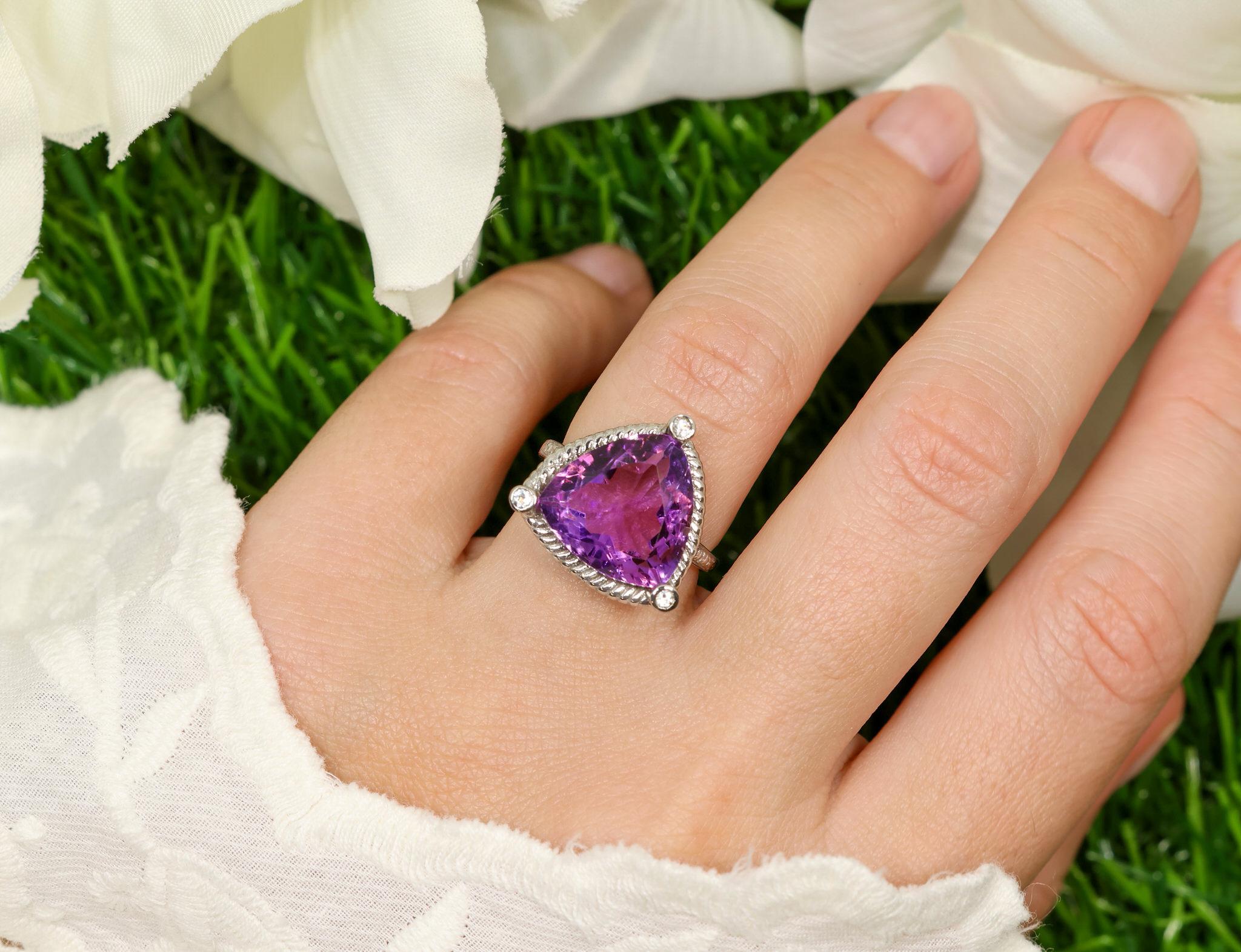 Il est accompagné d'une évaluation gemmologique par la GIA (GG/AJP).
Améthyste taille trillion = 8,15 carats
5 Topazes blanches = 0.12 Carats
Métal : Laiton plaqué rhodium
Taille de la bague : 6* US
*Il peut être redimensionné en fonction des