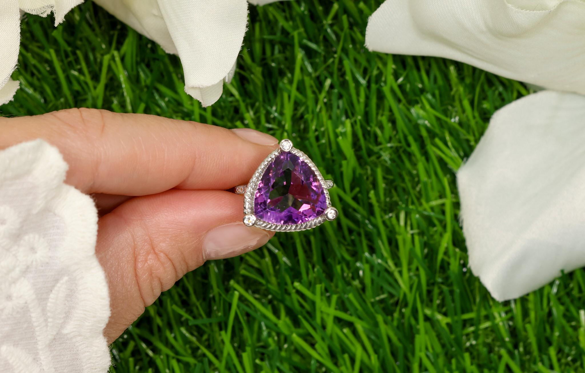 Contemporain Bague améthyste taille trillion de 8,15 carats avec topaze blanche en vente