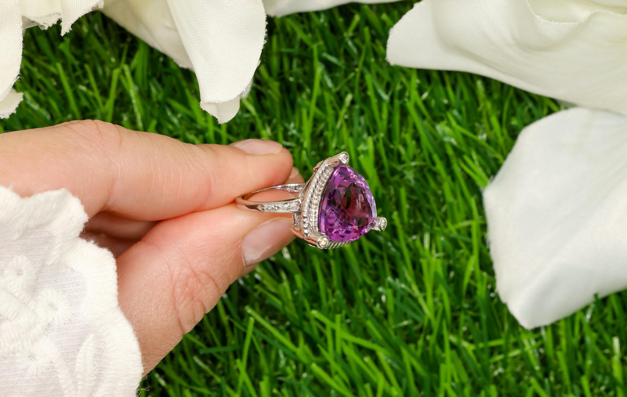 Taille trillion Bague améthyste taille trillion de 8,15 carats avec topaze blanche en vente