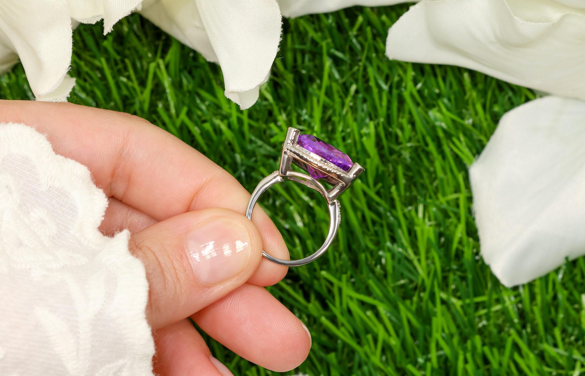 Bague améthyste taille trillion de 8,15 carats avec topaze blanche Excellent état - En vente à Aliso Viejo, CA