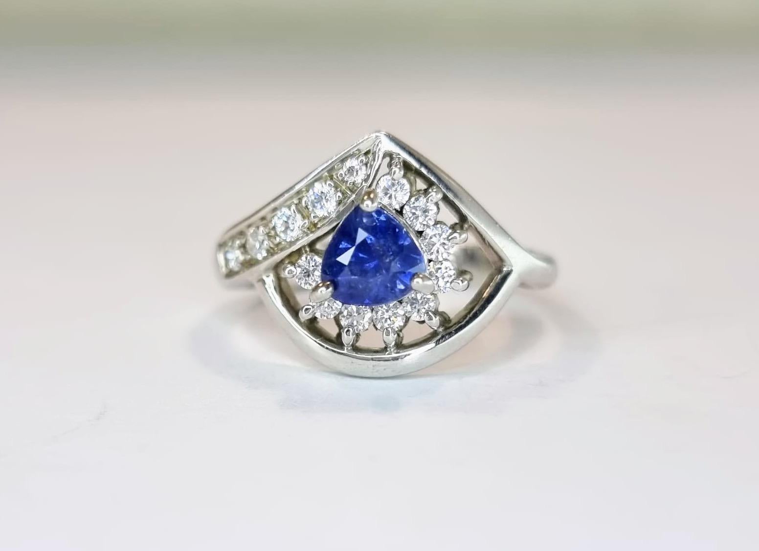 Trillion Cut Blue Sapphire Statement Ring In New Condition For Sale In Lanham, MD