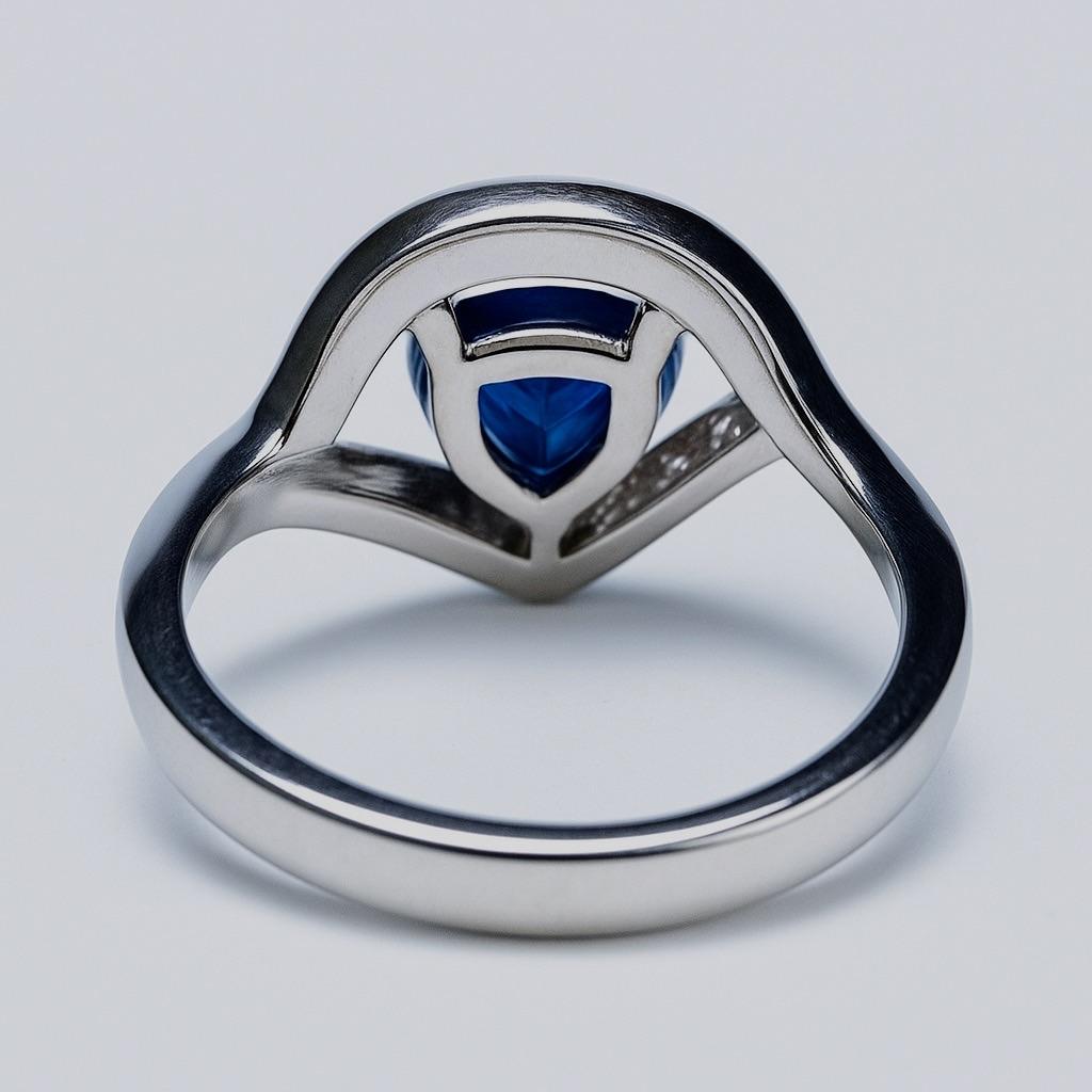 Trillion Cut Blue Sapphire Statement Ring im Angebot 6