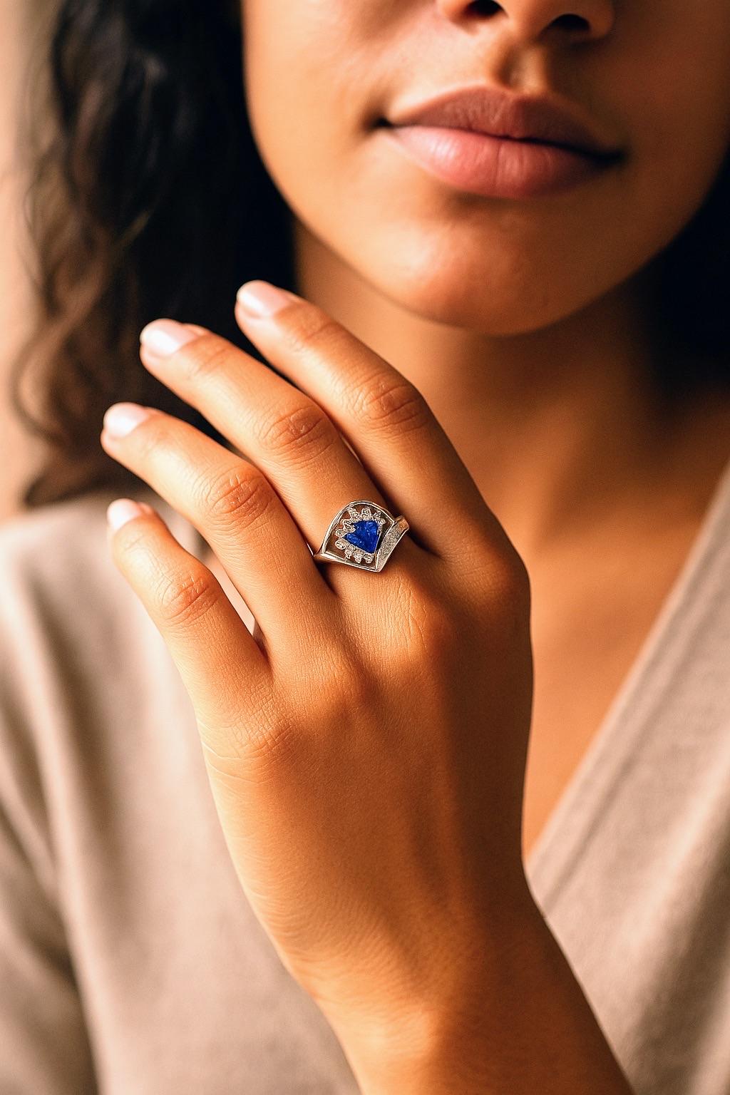 Trillion Cut Blue Sapphire Statement Ring (Trillionschliff) im Angebot