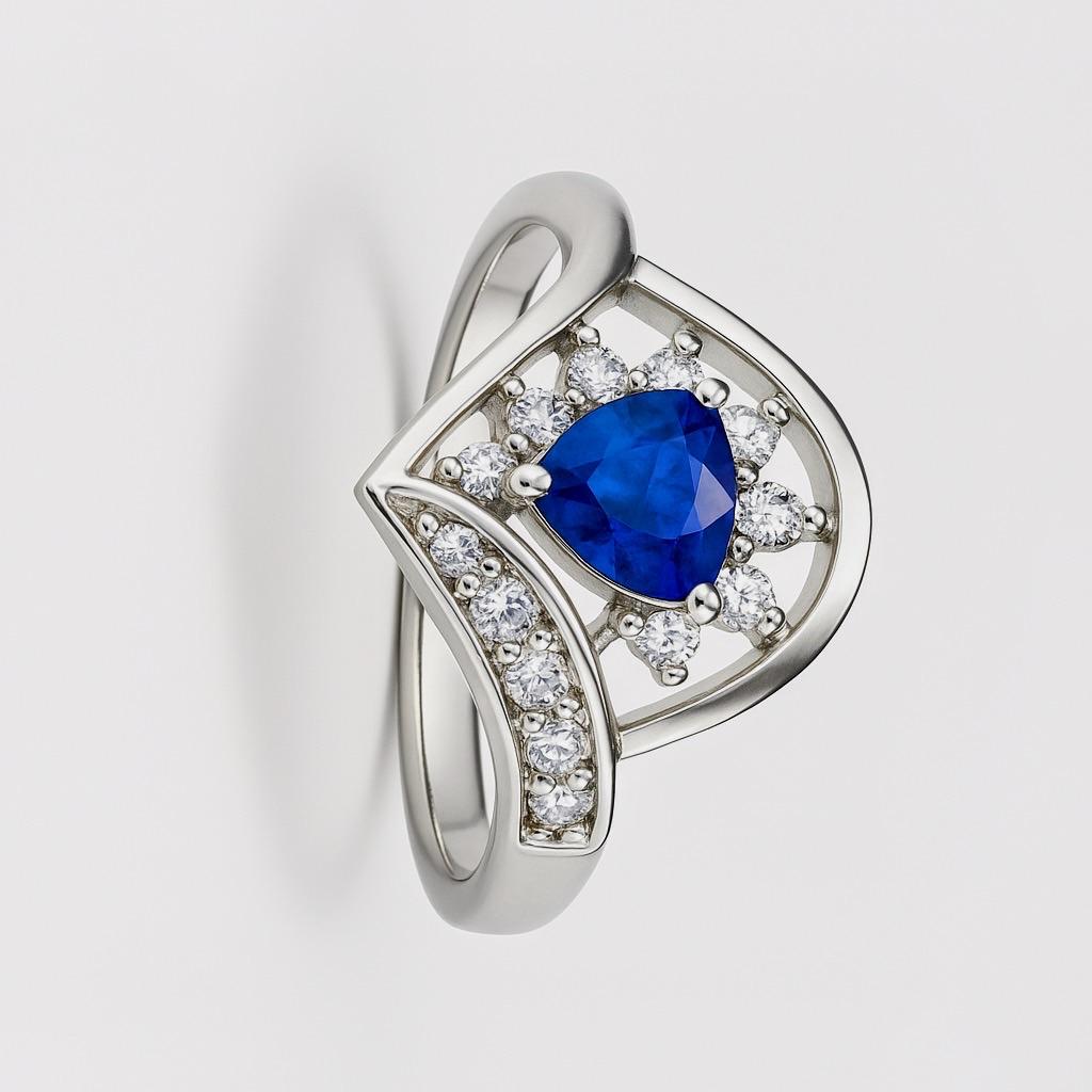 Trillion Cut Blue Sapphire Statement Ring im Angebot 3