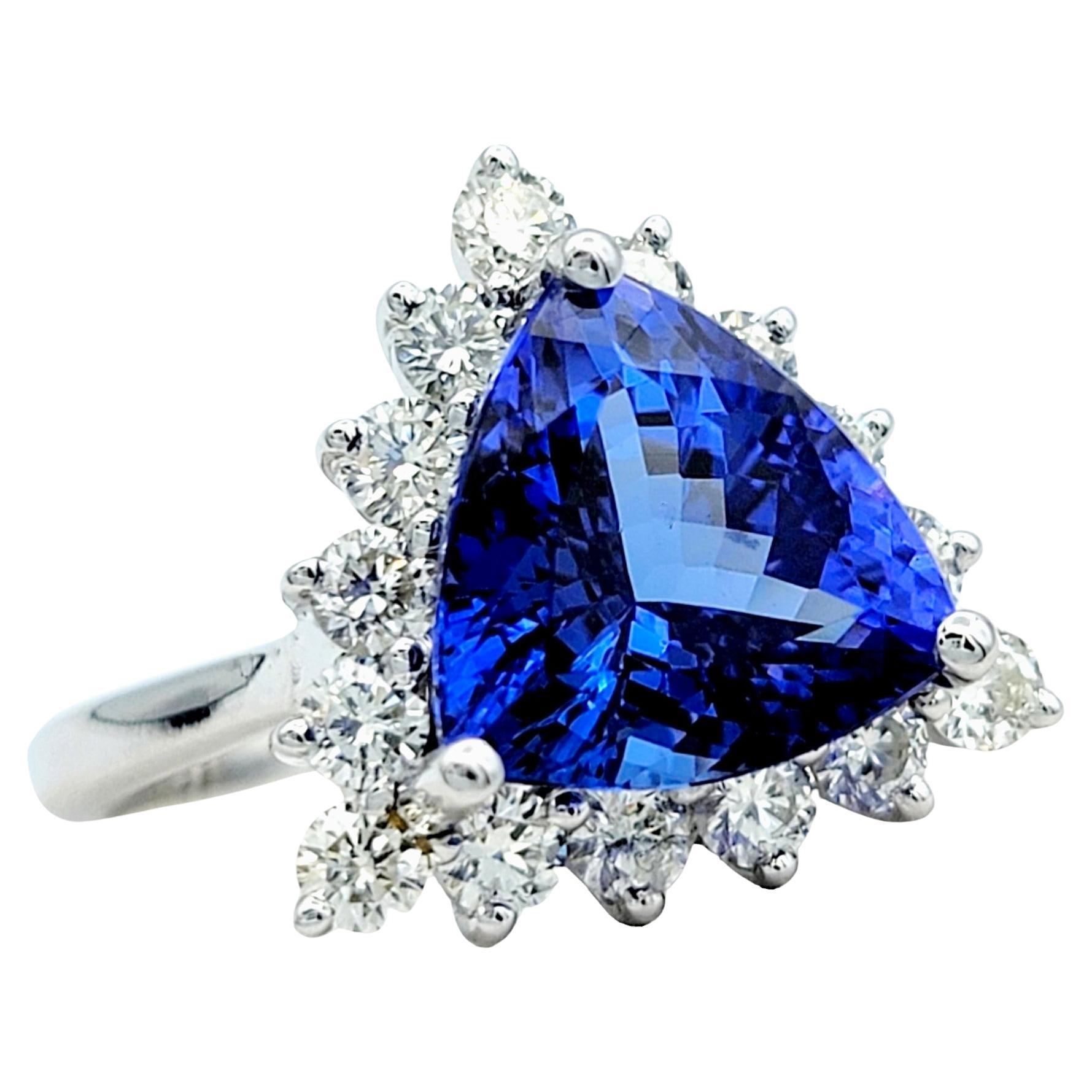 Blauer Tansanit im Trillionschliff und runder Diamant-Halo-Ring aus 14 Karat Weißgold