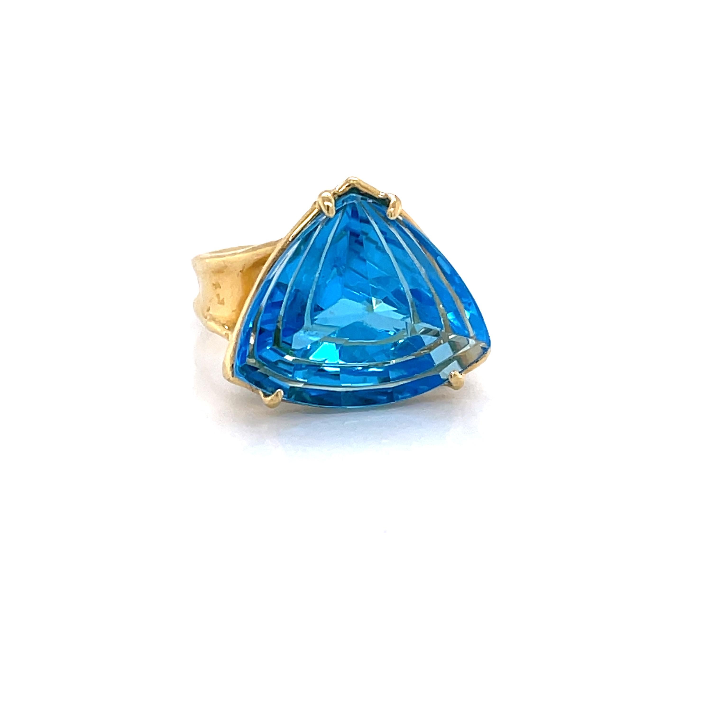 Bague en or jaune 18 carats avec topaze bleue taille trillion Bon état - En vente à Mount Kisco, NY