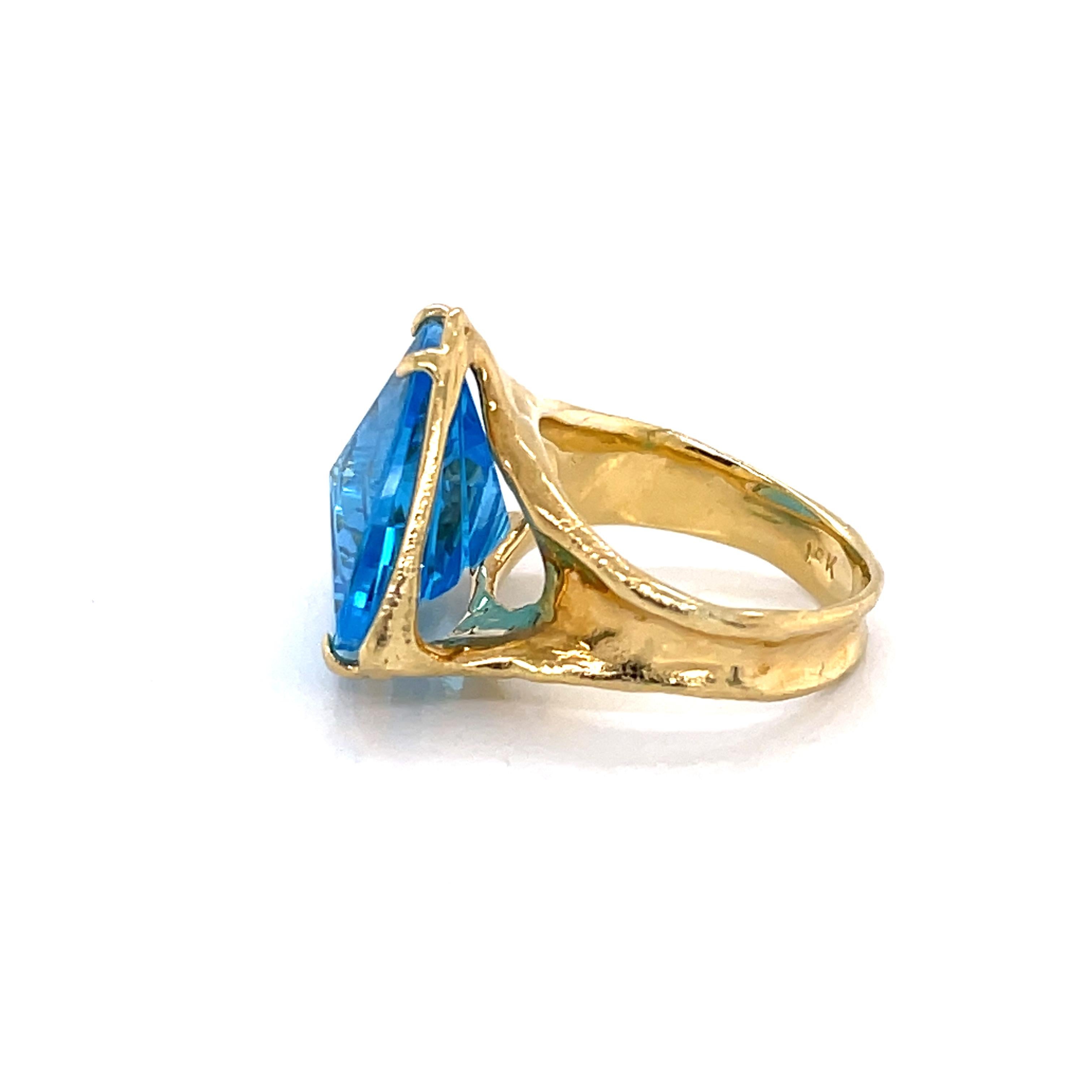 Bague en or jaune 18 carats avec topaze bleue taille trillion en vente 1