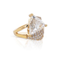 Anillo asimétrico de diamantes talla trillón en oro amarillo de 18 quilates