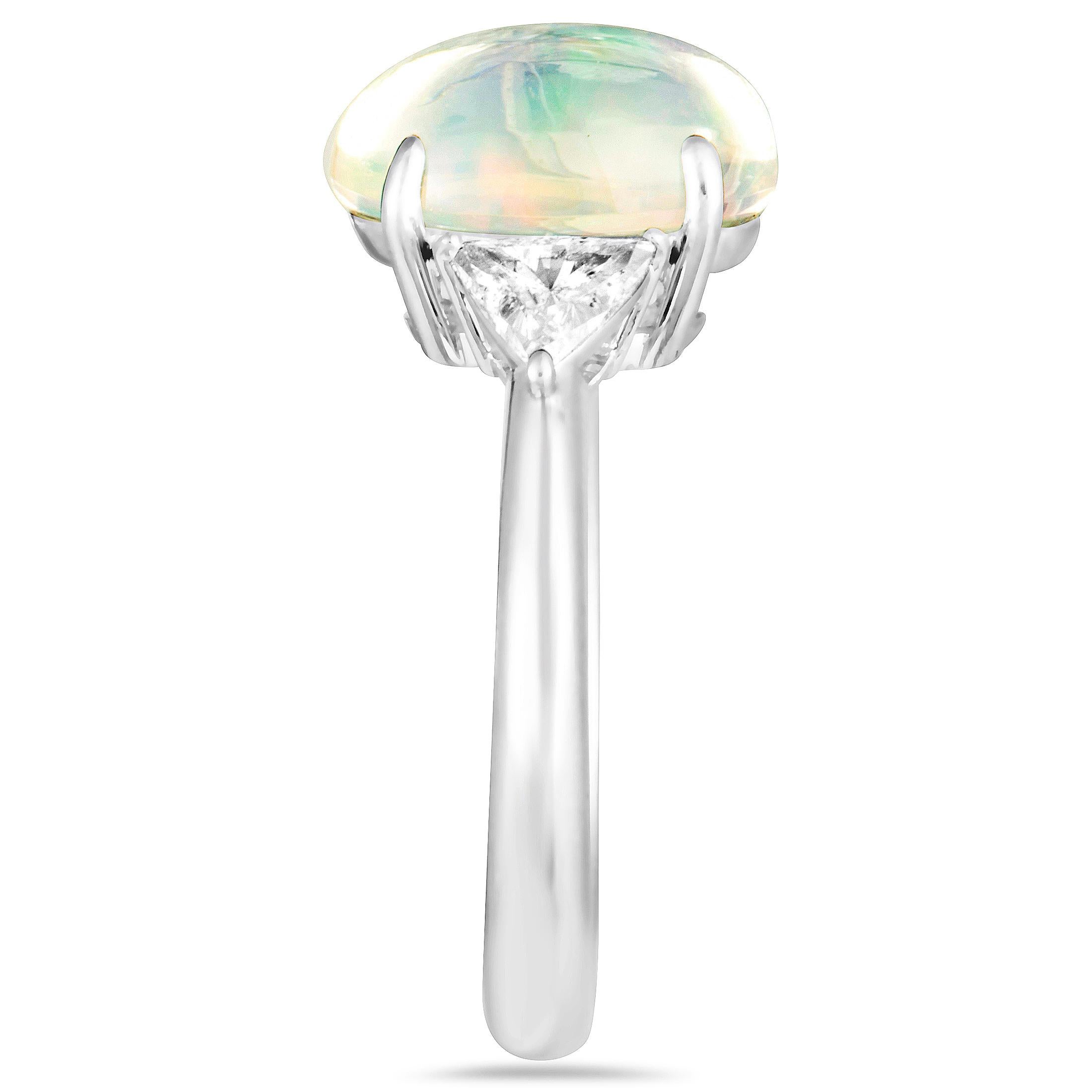 Trillion Cut Diamonds Oval Opal Platinum Ring (Trillionschliff)