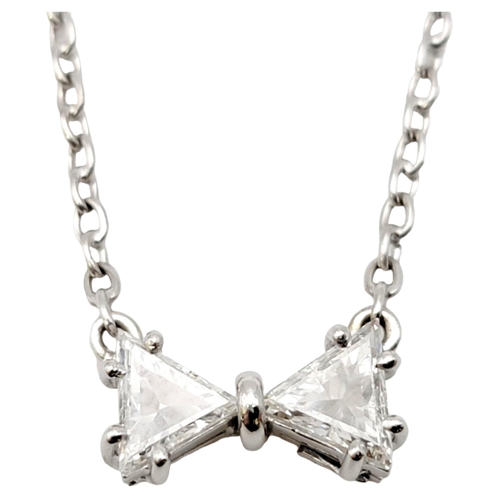 Collier pendentif nœud papillon en or blanc 18 carats et diamants naturels taille trillion en vente