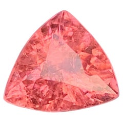 Naturbelassener rosafarbener Turmalin im Trillion-Schliff für Ring- und Anhänger-Schmuck