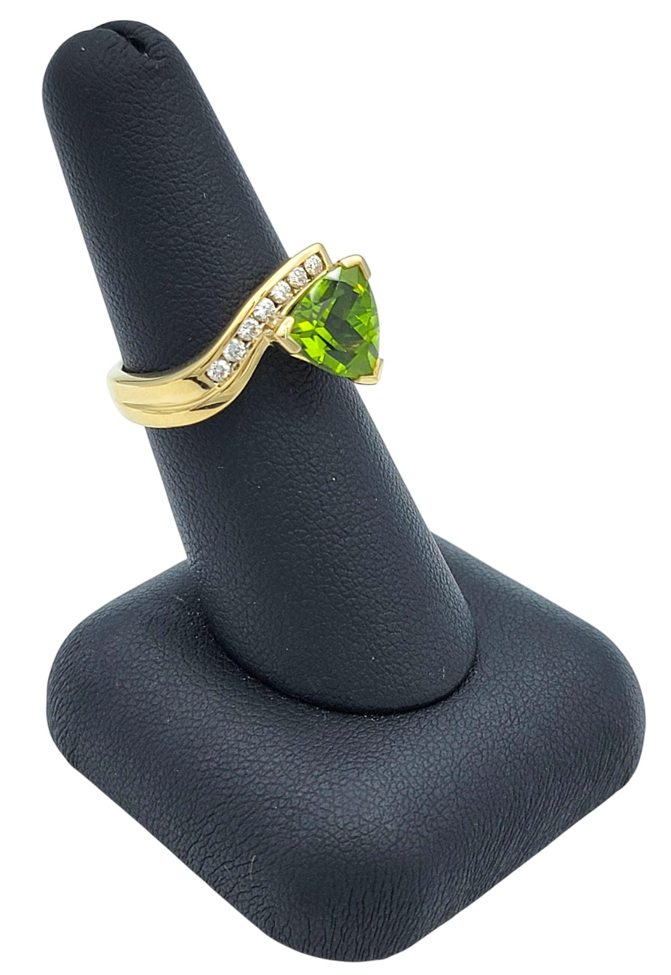 Bypass-Cocktailring aus 18 Karat Gelbgold mit Peridot im Trillionschliff und Diamanten im Angebot 5