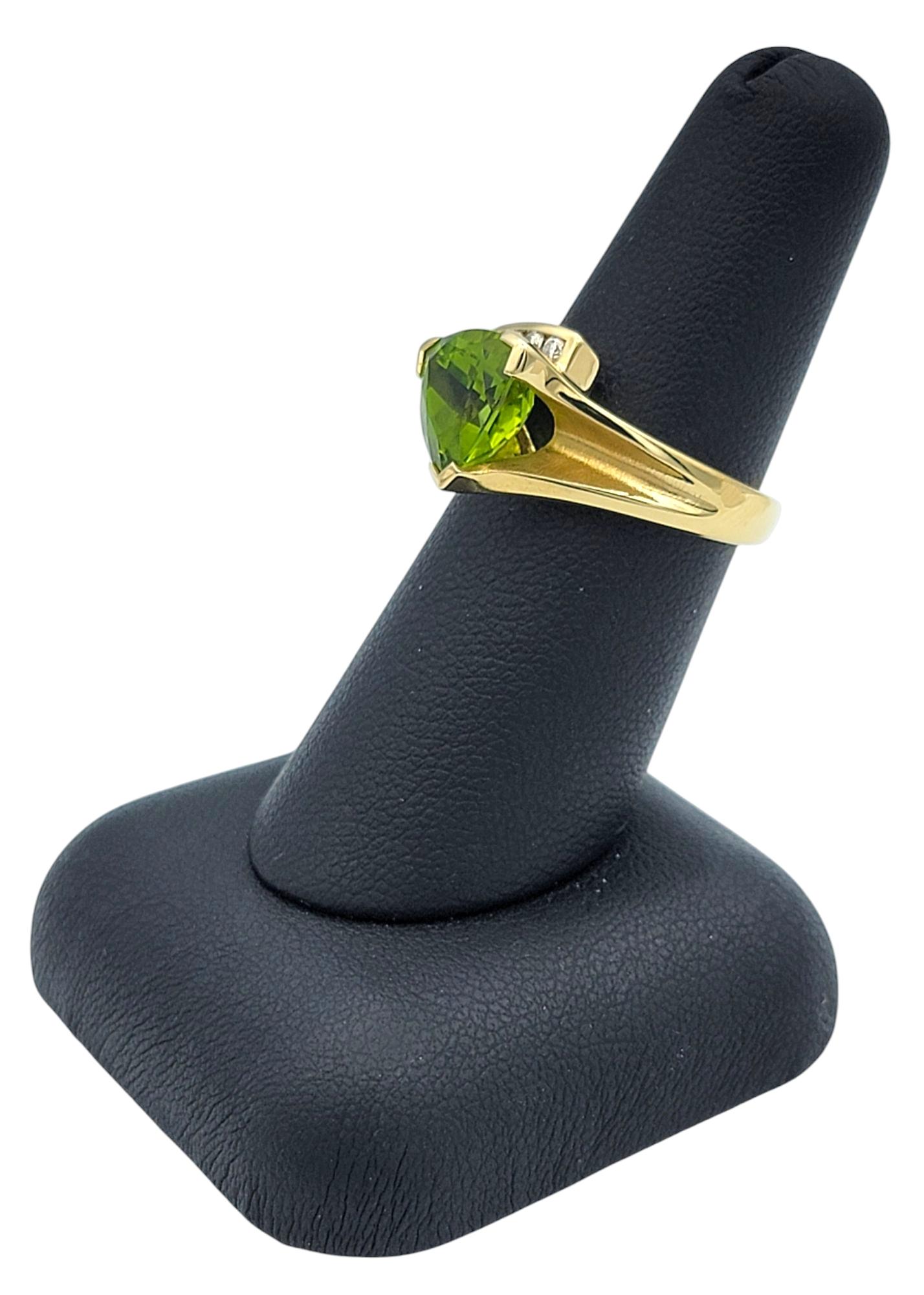 Bypass-Cocktailring aus 18 Karat Gelbgold mit Peridot im Trillionschliff und Diamanten im Angebot 6