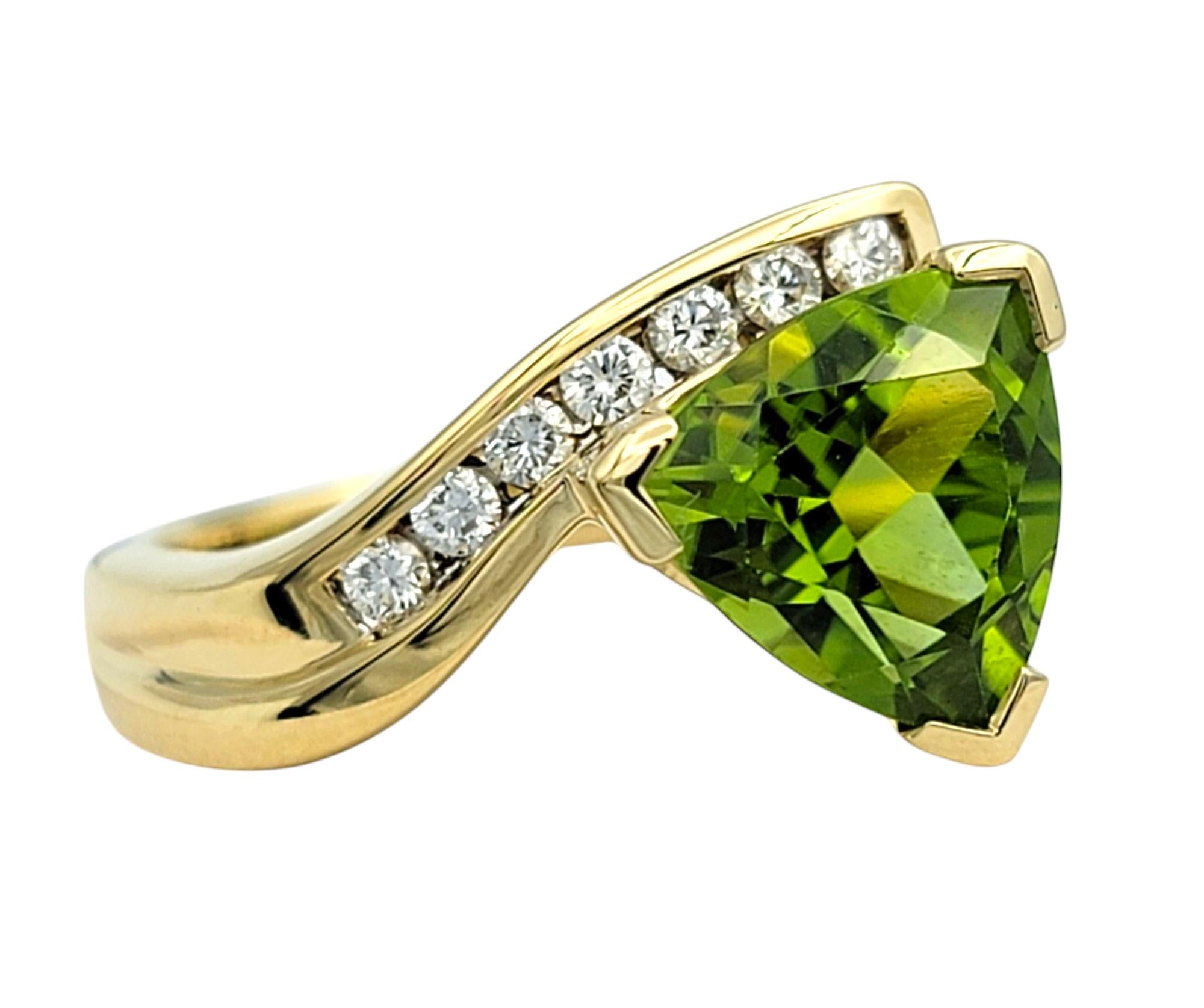 Ringgröße: 7

Kühn und fesselnd präsentiert sich dieser exquisite Ring mit einem auffälligen Peridot im Billionenschliff, dessen üppiger grüner Farbton Lebendigkeit und Eleganz ausstrahlt. Die einzigartige, kantige Form des Peridots verleiht ihm ein