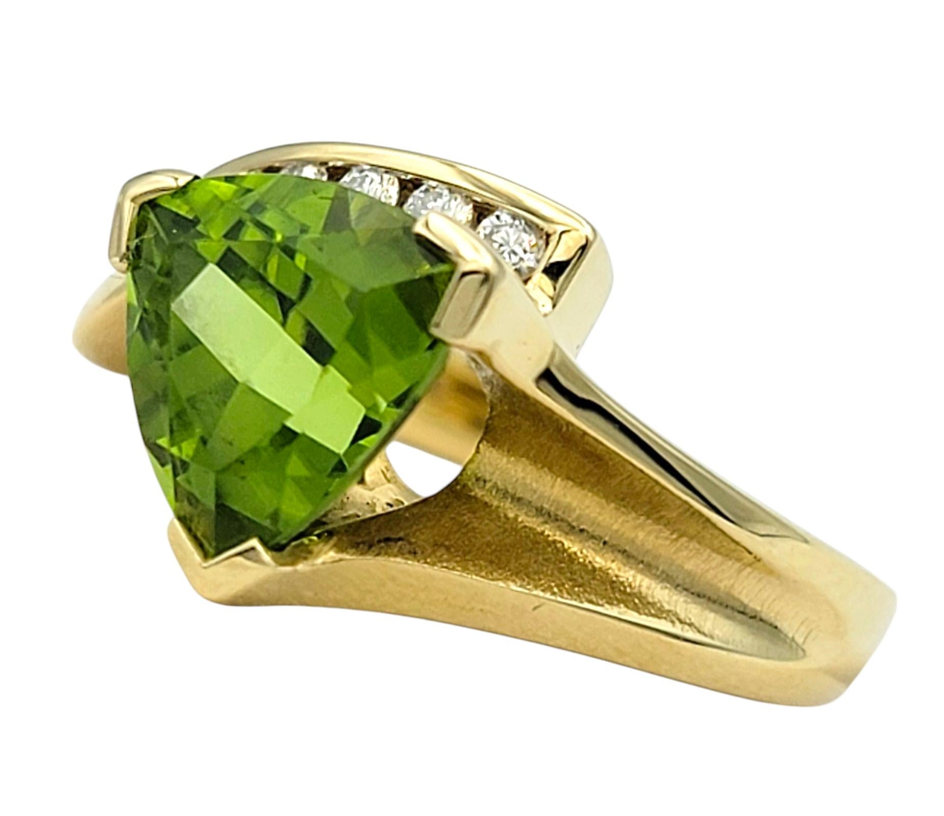 Bypass-Cocktailring aus 18 Karat Gelbgold mit Peridot im Trillionschliff und Diamanten im Zustand „Gut“ im Angebot in Scottsdale, AZ