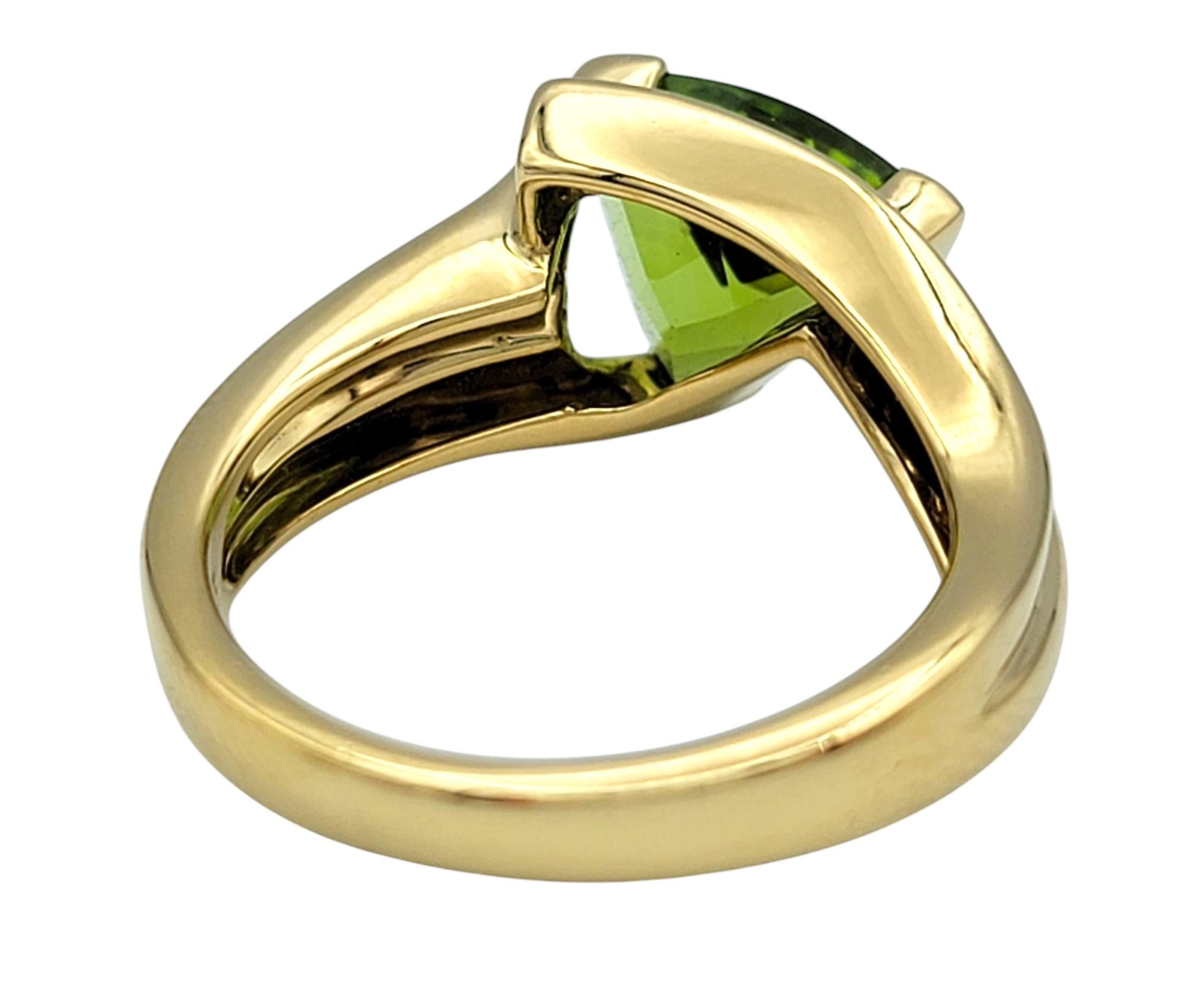 Bypass-Cocktailring aus 18 Karat Gelbgold mit Peridot im Trillionschliff und Diamanten Damen im Angebot