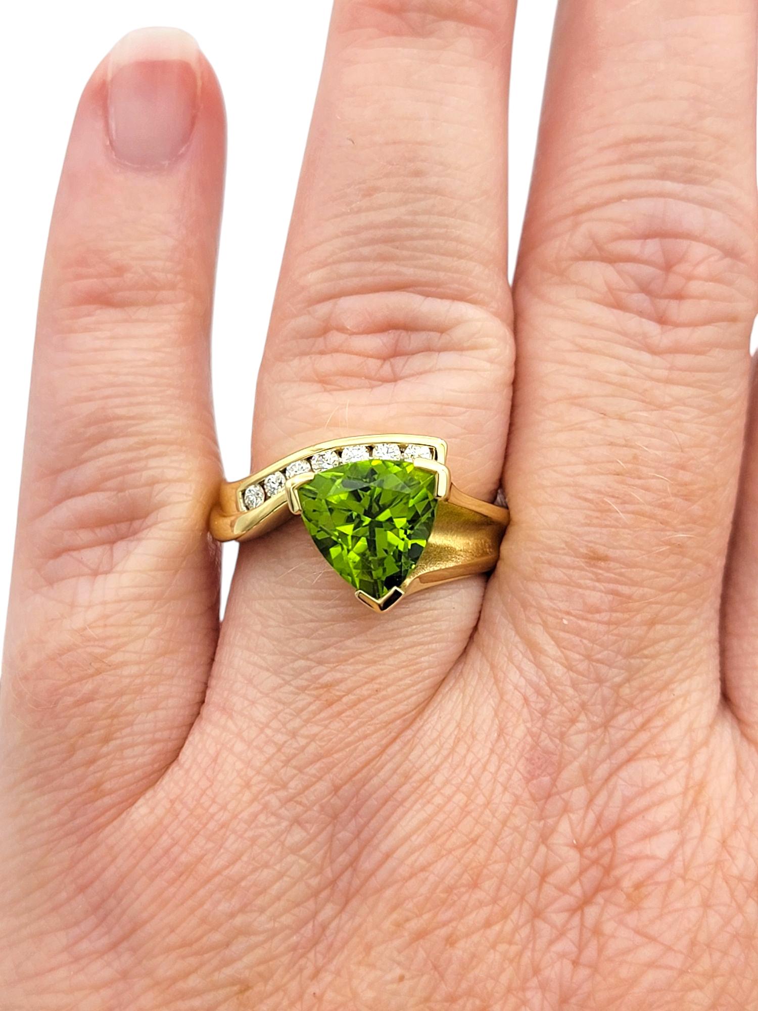 Bypass-Cocktailring aus 18 Karat Gelbgold mit Peridot im Trillionschliff und Diamanten im Angebot 3