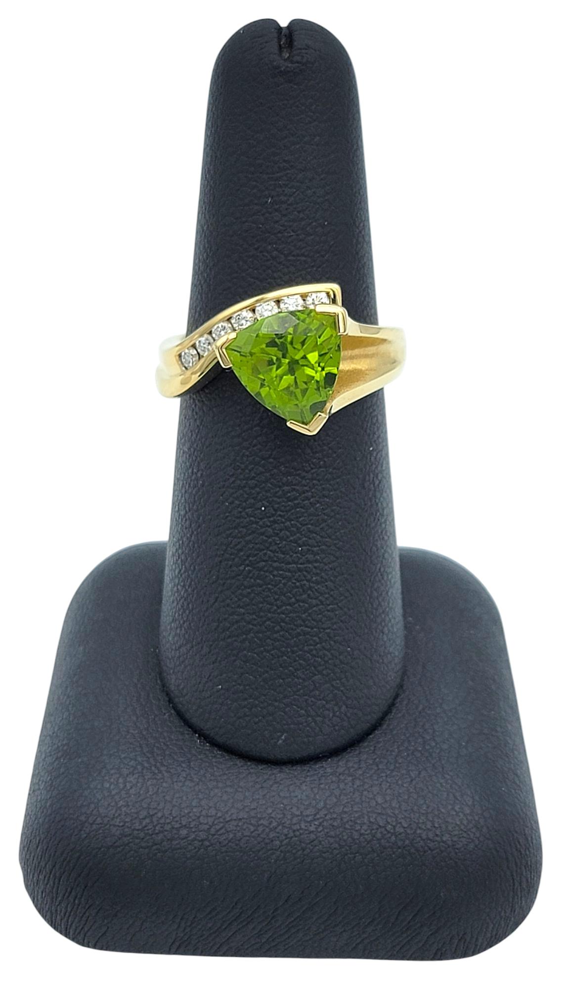 Bypass-Cocktailring aus 18 Karat Gelbgold mit Peridot im Trillionschliff und Diamanten im Angebot 4