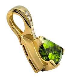 Anhänger mit Peridot im Trillion-Schliff und Diamanten aus 18-karätigem Gelbgold