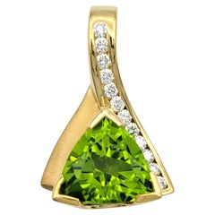 Anhänger mit Peridot im Trillion-Schliff und Diamanten aus 18-karätigem Gelbgold