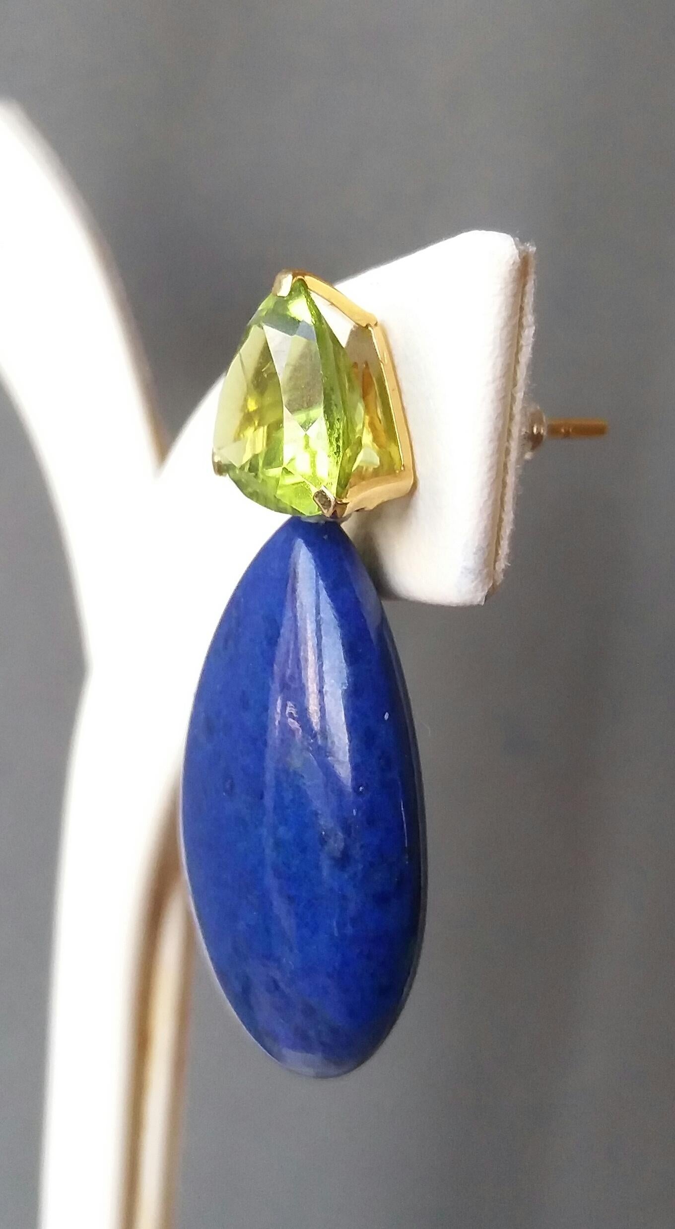 Contemporary Trillion Cut Peridot Lapis Lazuli Plain Drops 14 kt Solid Yellow Gold Earrings For Sale