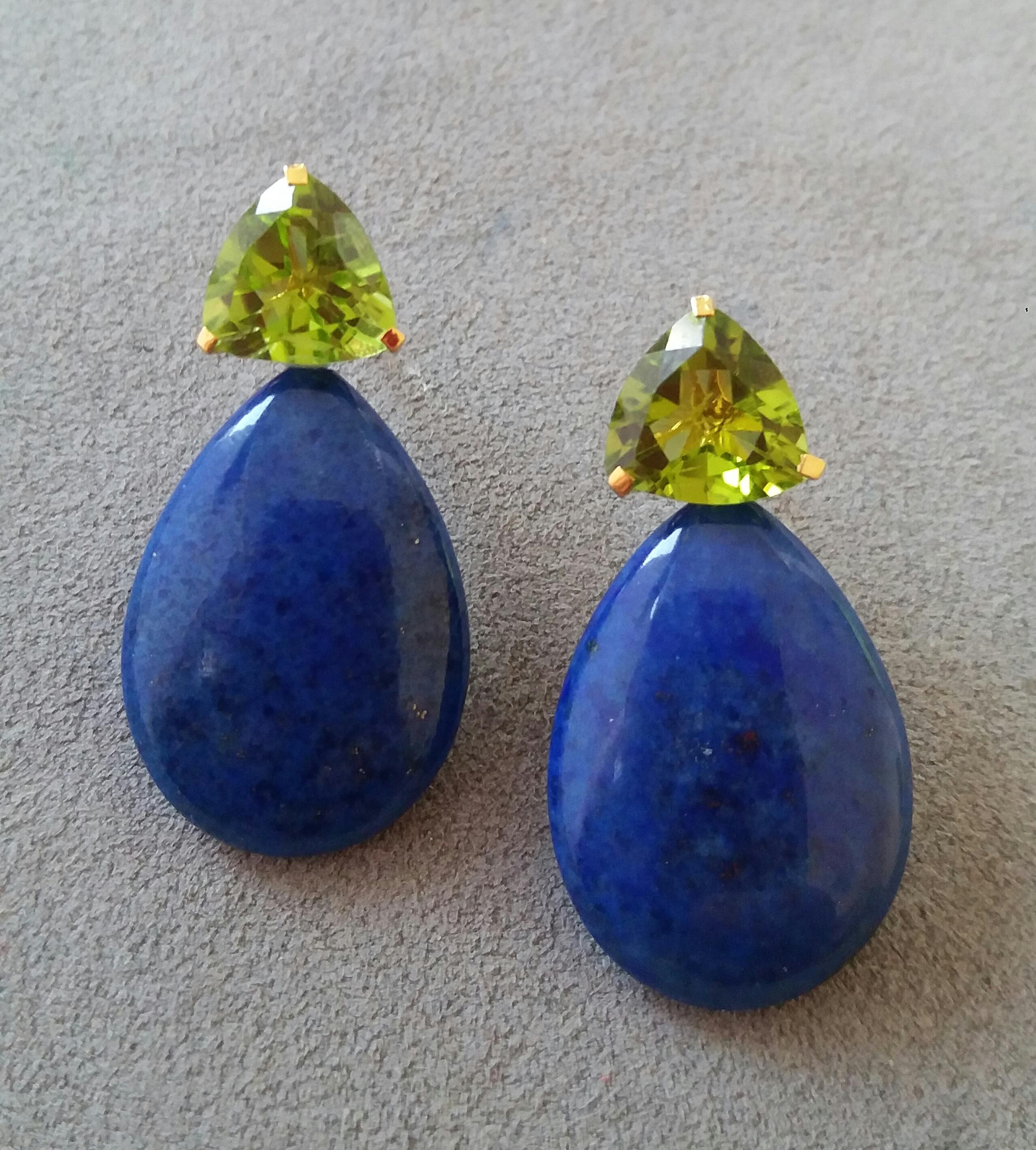 Trillion Cut Peridot Lapis Lazuli Plain Drops 14 kt Solid Yellow Gold Earrings In Excellent Condition For Sale In Bangkok, TH