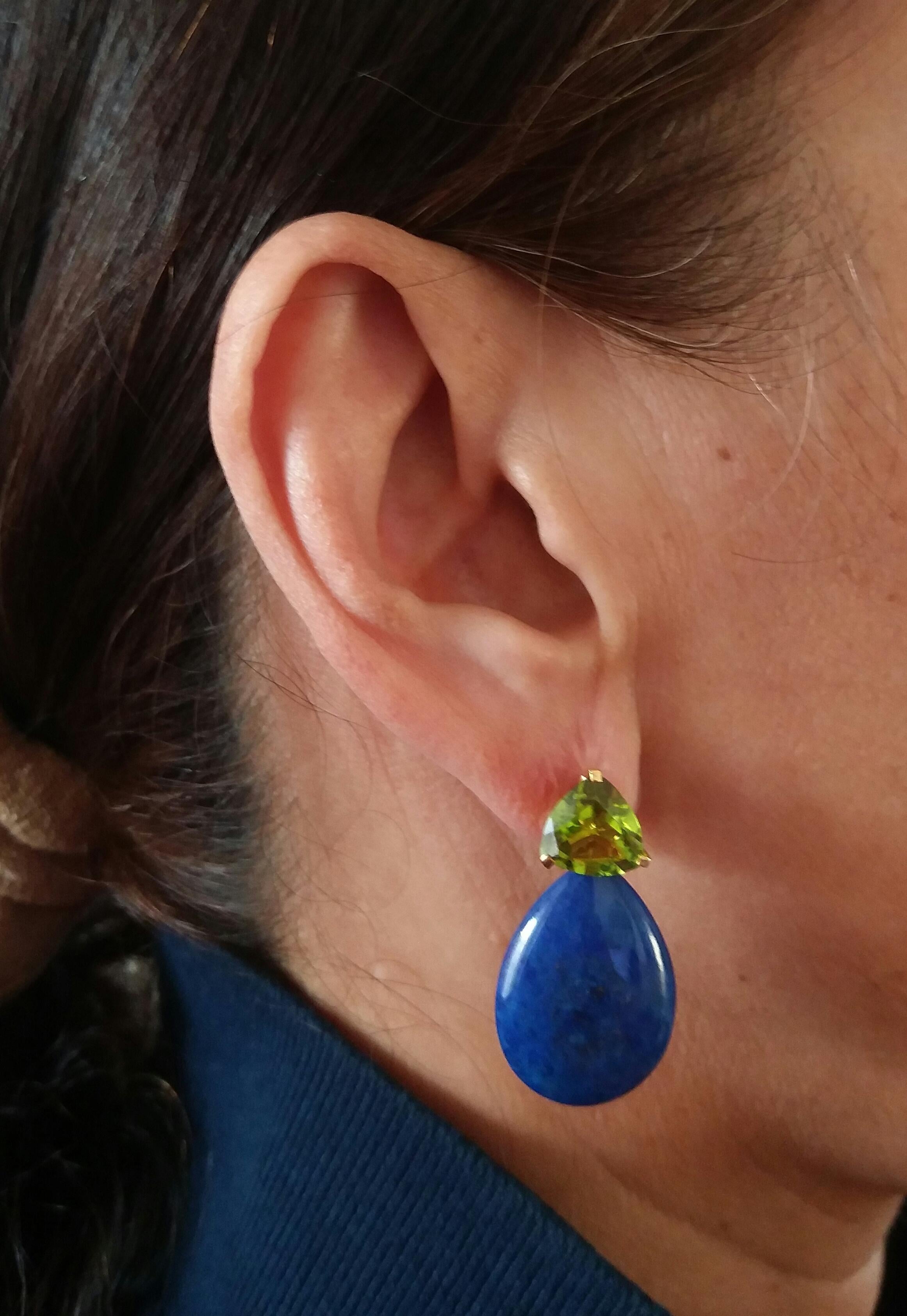 Trillion Cut Peridot Lapis Lazuli Plain Drops 14 kt Solid Yellow Gold Earrings In Excellent Condition For Sale In Bangkok, TH