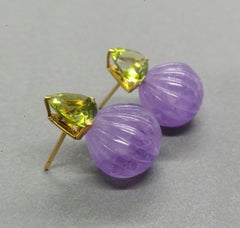 Ohrringe aus 14 Karat Gelbgold mit Peridoten im Trillionschliff und geschnitzten runden Tropfen mit Amethyst