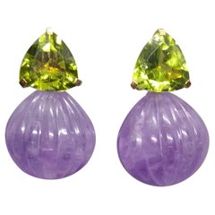 Boucles d
oreilles en or jaune 14 carats avec péridots taille trillion, améthyste sculptée en gouttes rondes