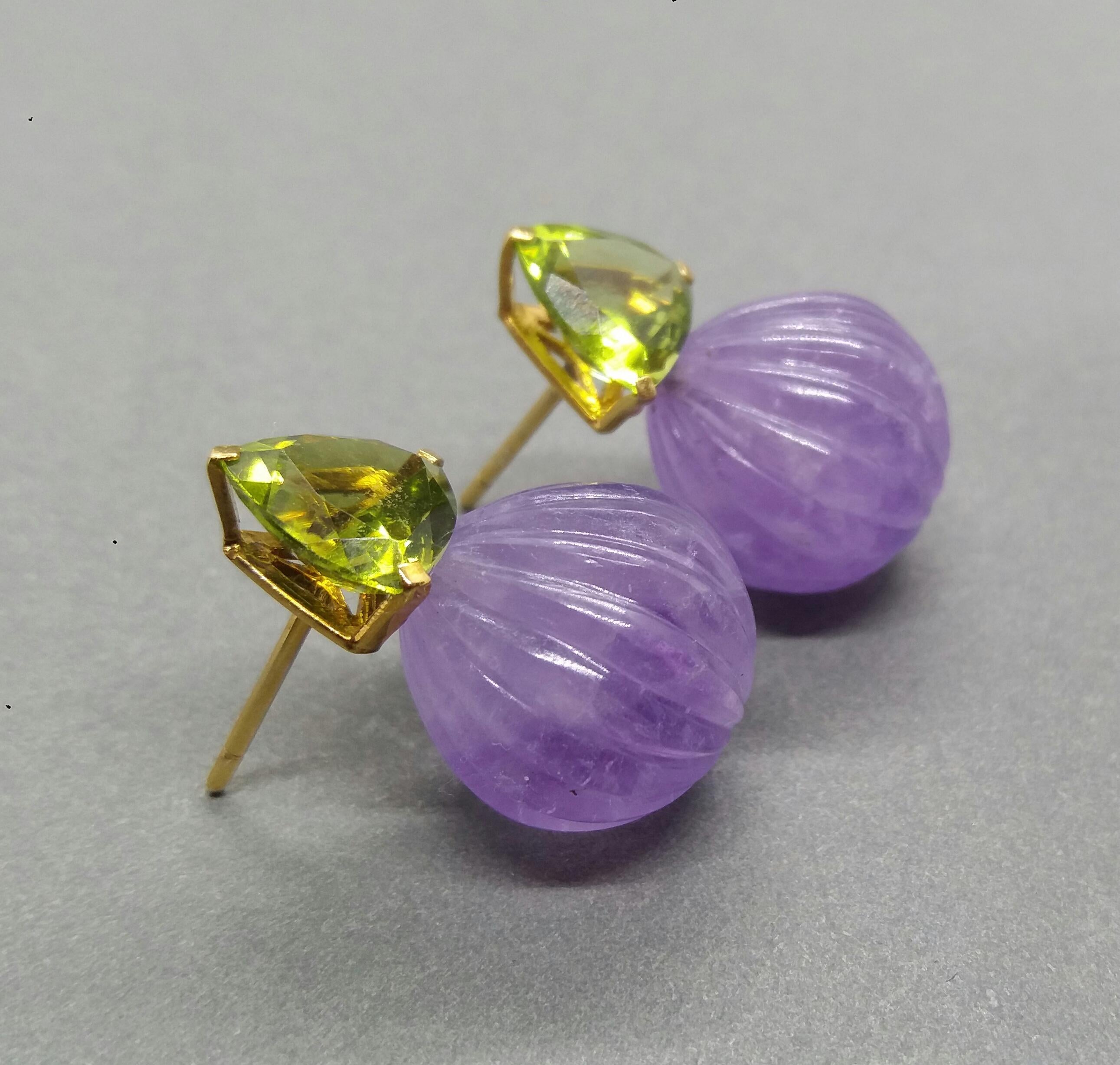 These simple but elegant and unique earrings have 2 faceted Trillion shape Peridots set in yellow gold at the top to which are suspended 2 Amethyst carved round drops size 16 x 18 mm.

In 1978 our workshop started in Italy to make simple-chic Art